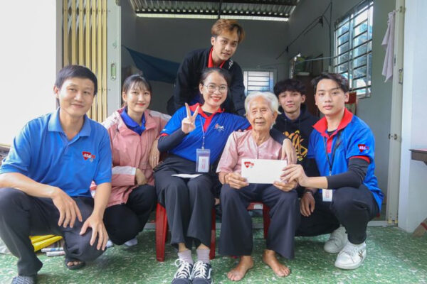 Tập đoàn 45678 group chung tay chăm sóc người già nghèo, neo đơn tại miền Trung