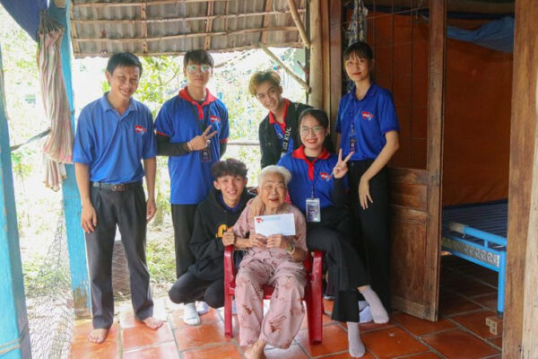 Người già nghèo, neo đơn